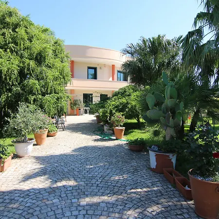 Paradise Bed & Breakfast 4*